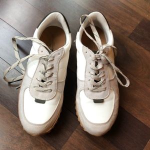 Universal threads sneakers